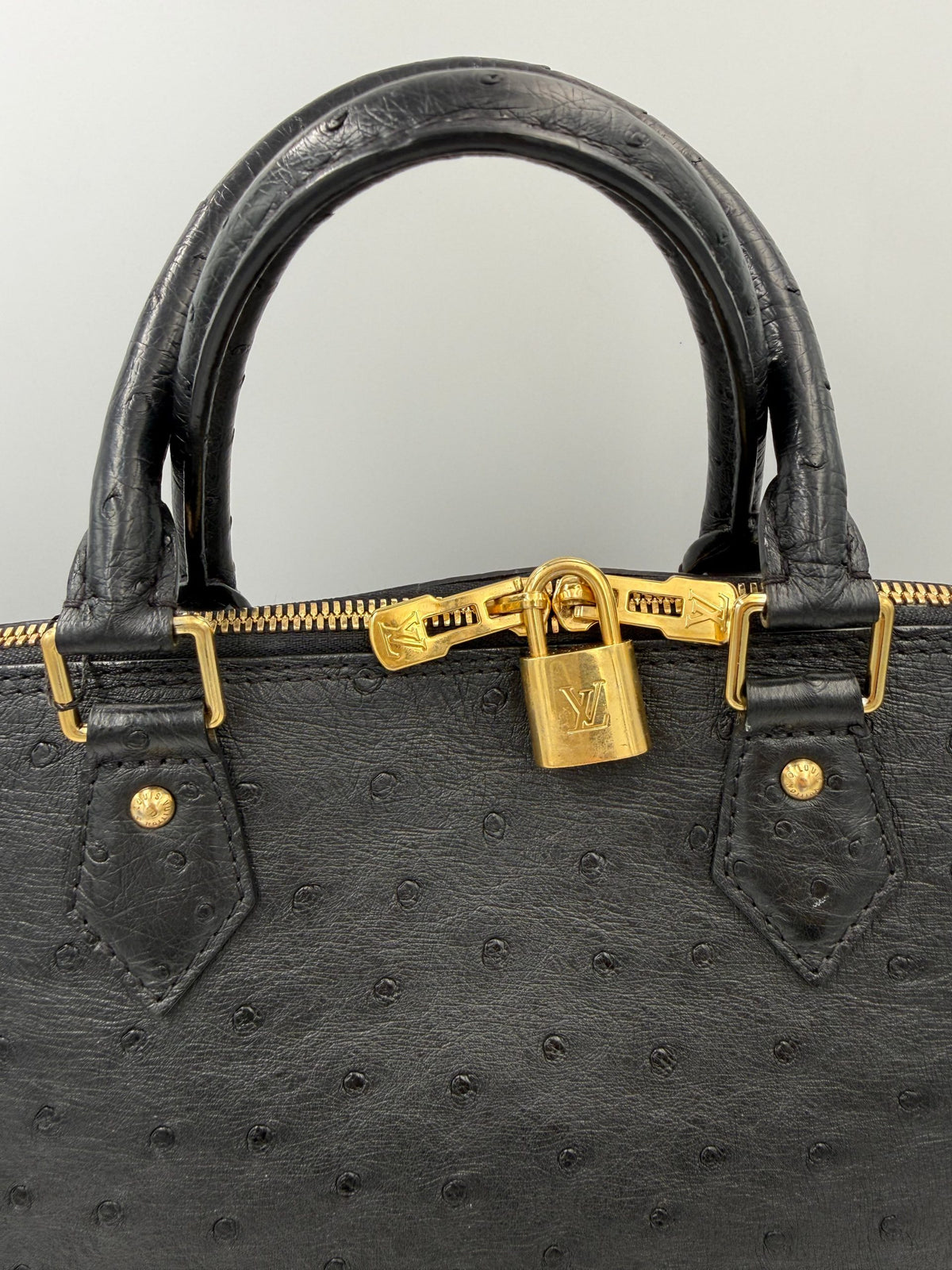 Louis Vuitton Alma GM veske i svart strutseskinn – bilde 3