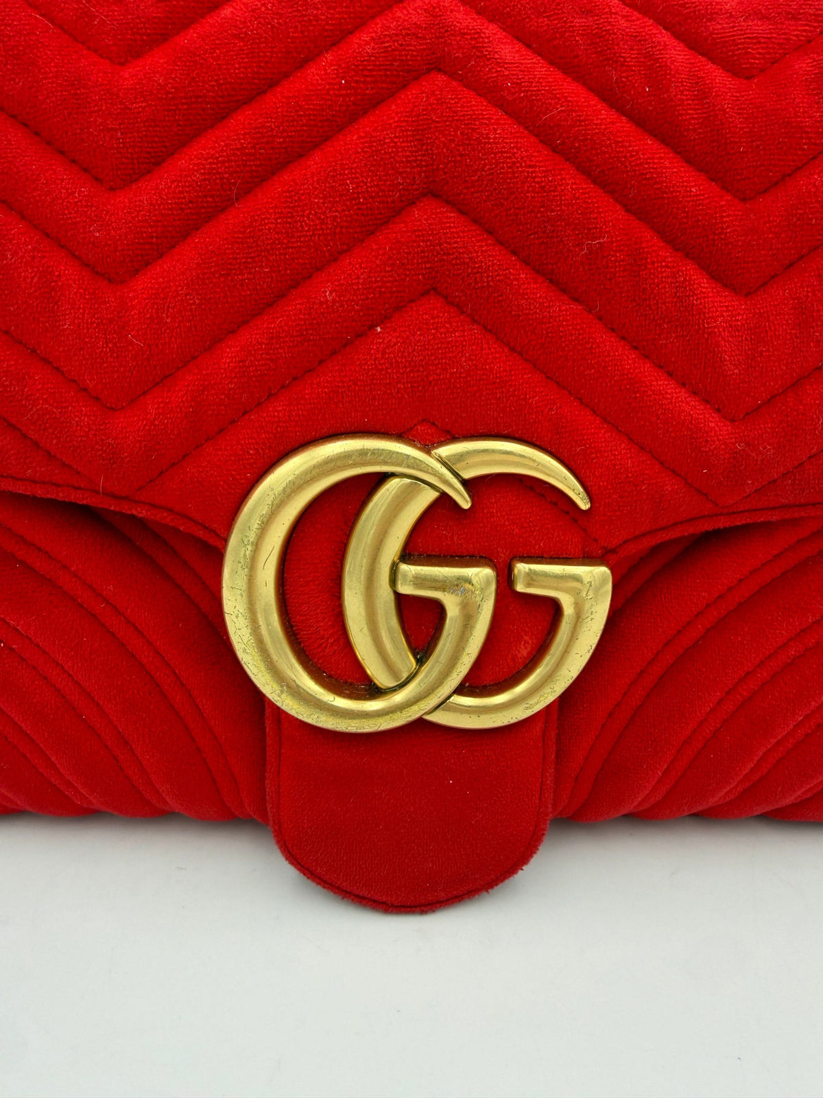 Gucci Marmont håndveske i rød fløyel – bilde 2