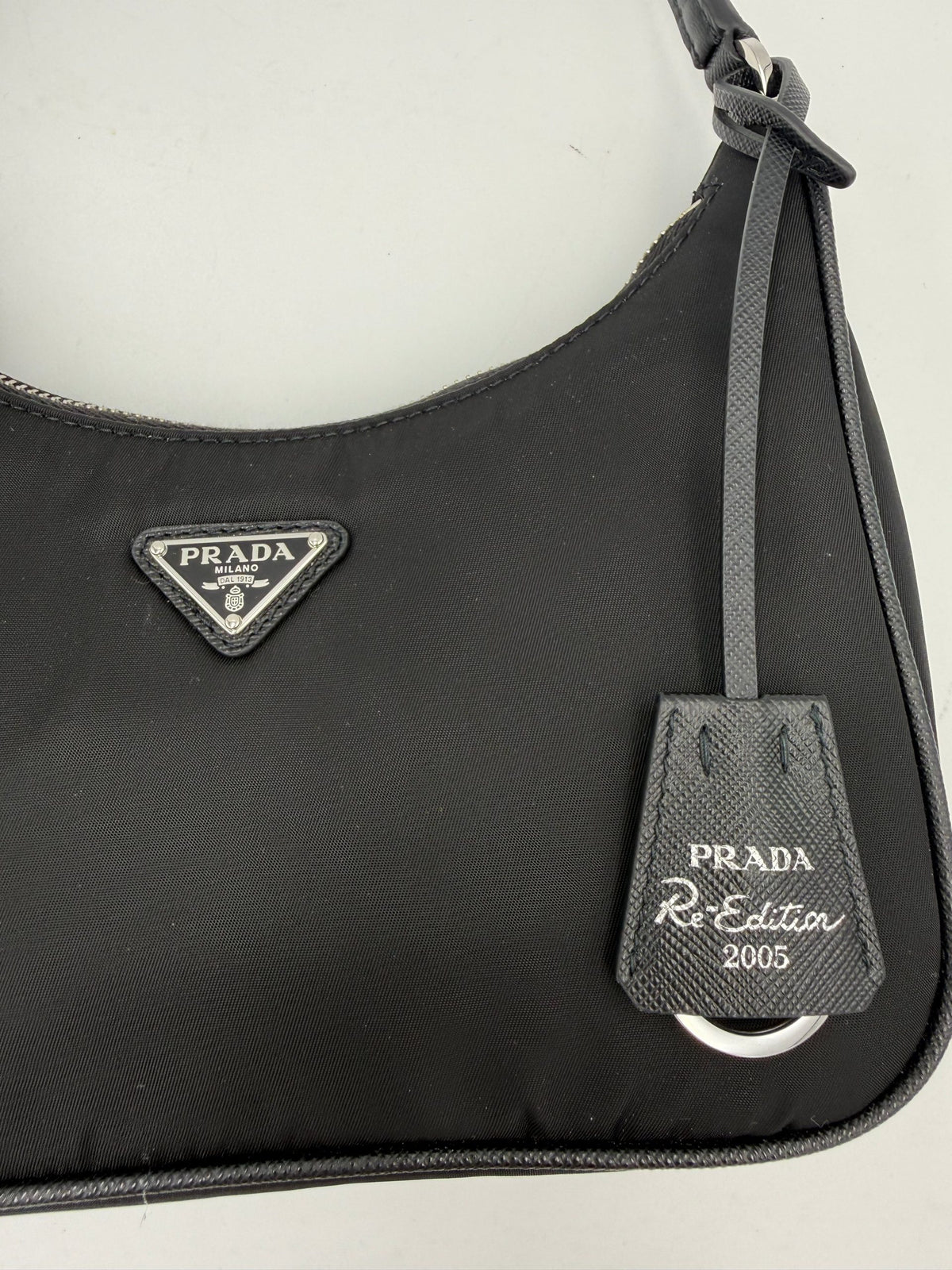 Prada Re-Edition 2005 handväska i Re-Nylon – bild 2