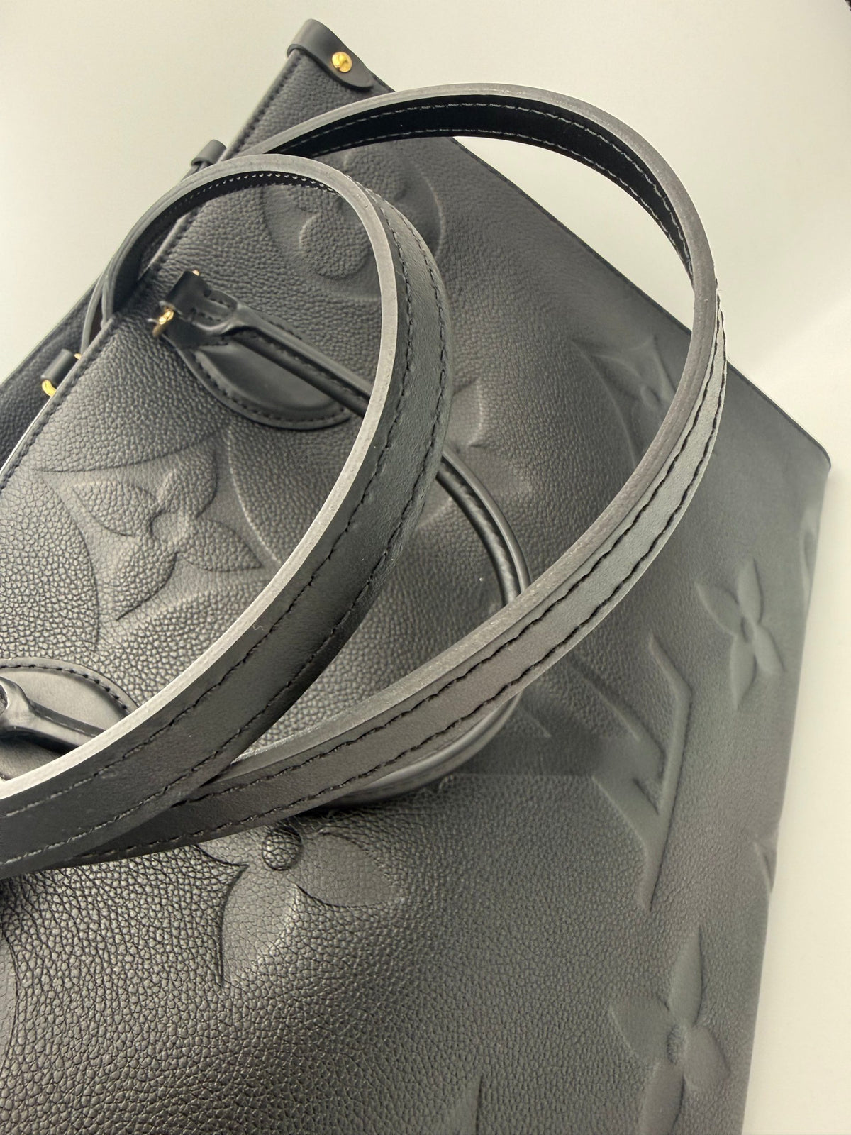 Louis Vuitton OnTheGo GM handväska i Monogram Empreinte – bild 6